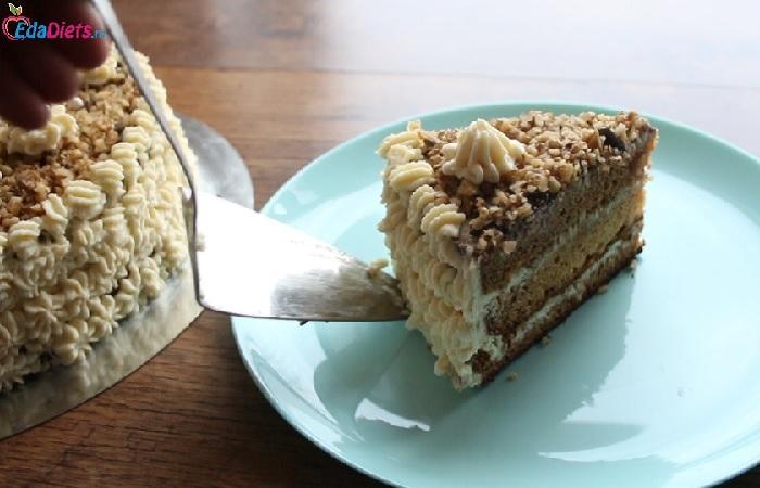 Ореховый торт на медовом бисквите, сметанный крем и шоколад