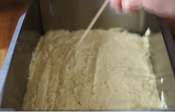 Бисквит с орехами, форма для выпечки, заполненная жидким бисквитным тестом, фото