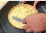 Нанесение охлажденного кондитерского крема на основу для французского тарта 
