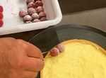 Украшение тарта ягодами малины 