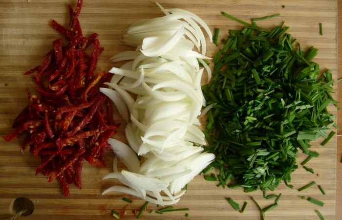  Салями, лук и зелень - главные ингредиенты итальянской фриттаты