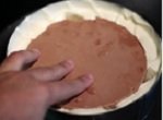 Формирование шоколадного слоя в грушевом торте - застывший ганаш с грушами помещается в центр торта