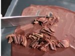 Подготовка шоколадной стружки для посыпки грушевого торта