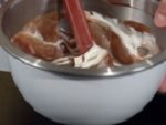 Подготовка шоколадно-сливочной массы для заливки груш в форме для тарта
