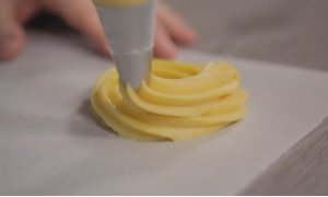 Итальянские пончики зепполе формовка с помощью кондитерского мешка