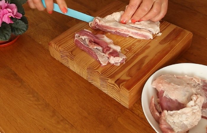 Кисло-сладкий свиной подчеревок в духовке, как приготовить