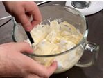Взбитые яичные белки в бисквитном тесте для клубничного муссового торта