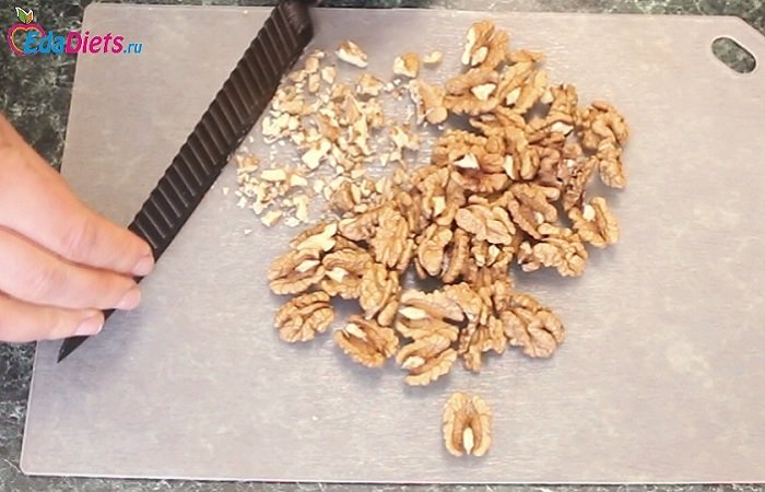 Измельчите грецкие орехи для прослойки кокосового торта, фото