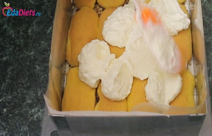 Сборка коксового бисквитного торта на основе печенья Савоярди и кокосового шоколадного крема