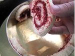 Малиновый торт, начало сборки - укладка рулетиков из бисквита