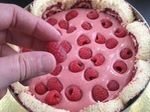Наполнение малинового торта муссом и ягодами малины