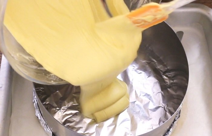 Медовый бисквит, заполнение формы для выпечки жидким медовым тестом, фото
