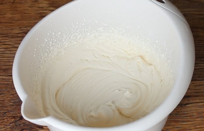 Ореховый бисквит на молоке, так выглядят взбитые белки с сахаром