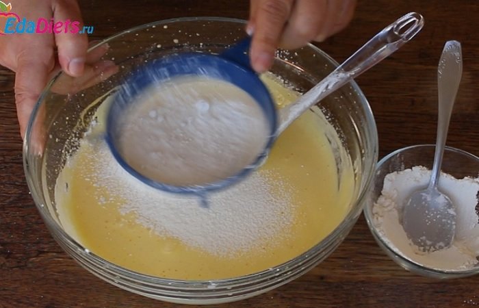Ореховый бисквит на молоке, вводим просеянную муку в яичные белки и желтки
