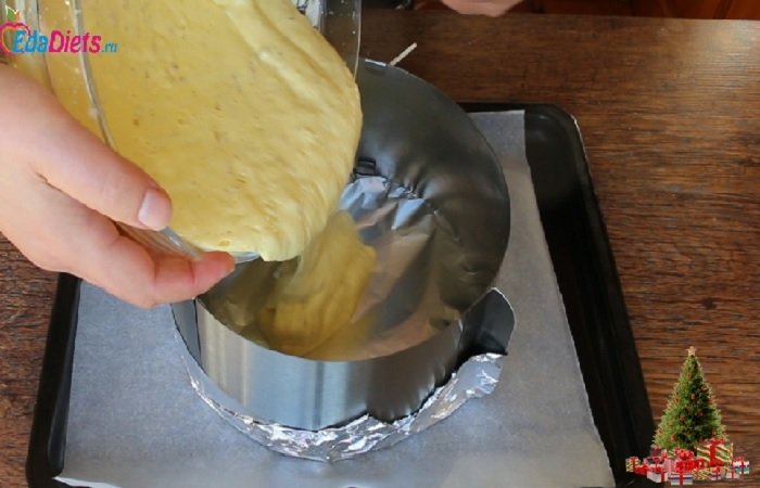 Бисквит с орехами, заполнение формы для выпечки жидким бисквитным тестом, фото