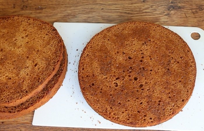 Как испечь нежный медовый бисквит со сметанным кремом: простой рецепт
