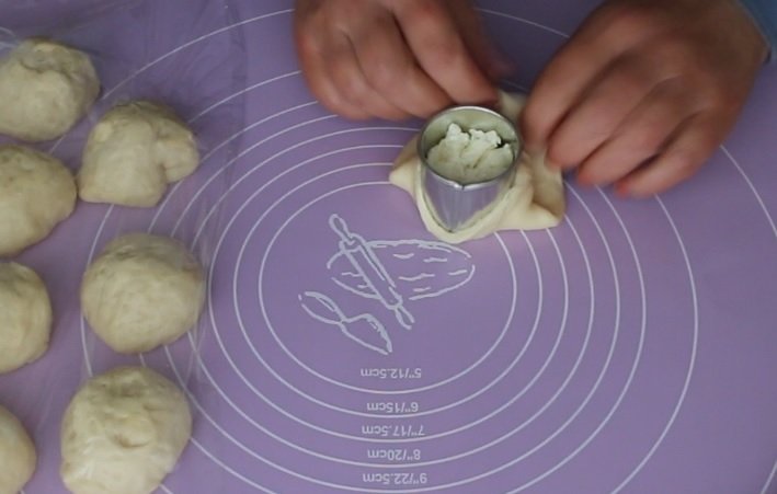 Разделка дрожжевого теста и формовка открытых пирожков с творогом и картофелем