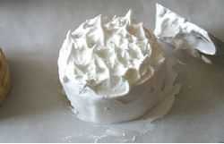 Обработка боковых поверхностей пирожного кремом