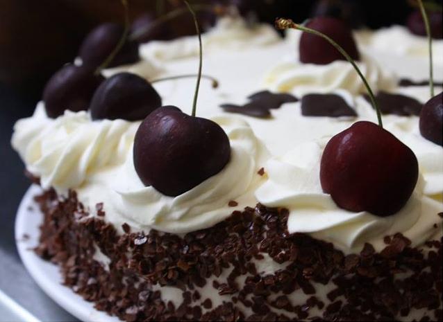 Рецепты от Эктора Хименеса Браво шоколадный торт с вишнями