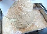 Сборка Русского торта - на бисквит выкладывается сливочный крем с пралине
