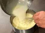 Пирожные саламбо - готовим заварной ванильный крем, молоко влить в смесь из яиц, сахарного сиропа и крахмала