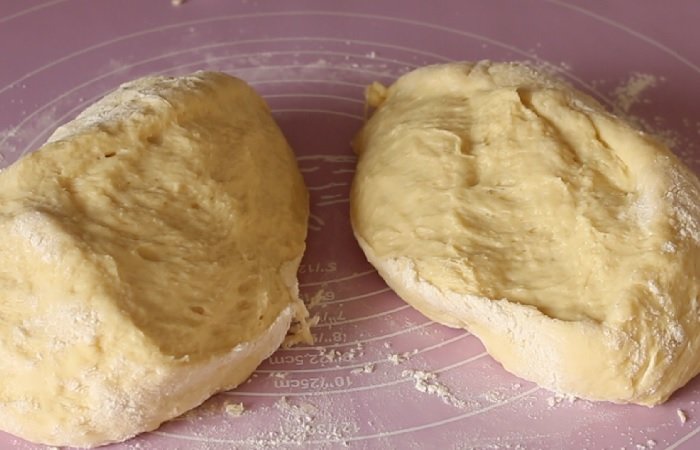 Сдобное дрожжевое тесто для булочек перед разделкой, фото