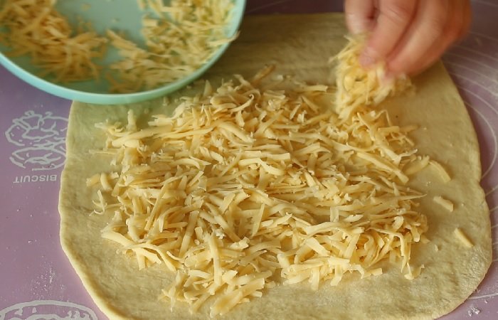 Наполняем дрожжевое тесто для булочек твердым сыром - необычная начинка, фото