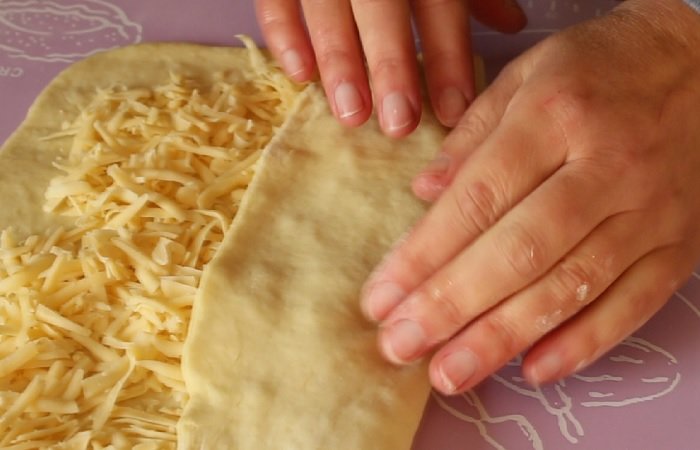 Как завернуть булочки с сыром - сначала формуем импровизированный рулет из сдобного дрожжевого теста