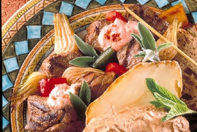 Шашлык из говядины с турецким соусом Шашлык из говядины с турецким соусом