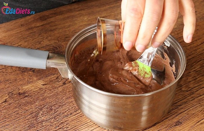 Шоколадный крем, добавляем коньяк для ароматизации, фото