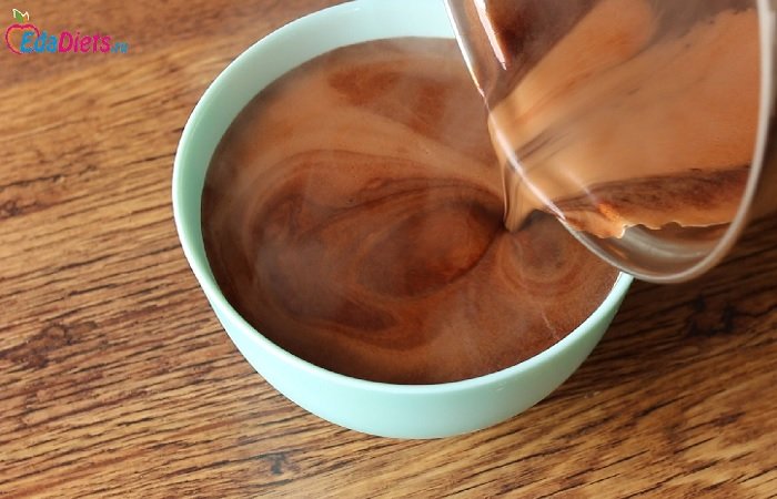 Шоколадный крем, смесь из какао порошка, сметаны и сахара остывает, фото