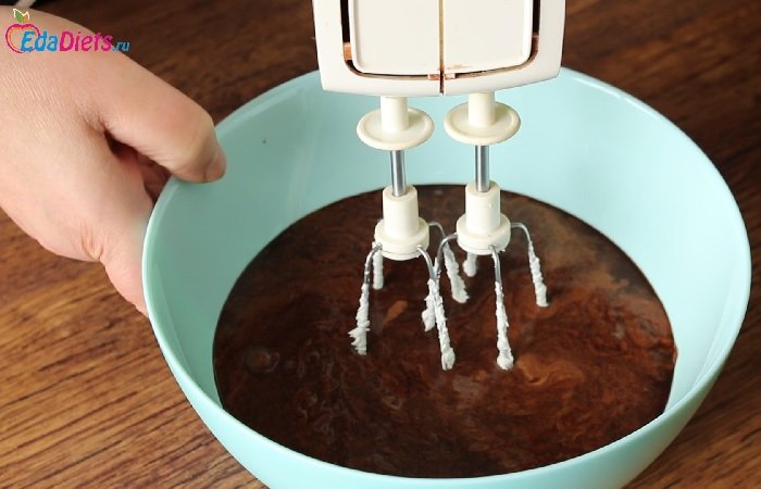 Взбивание сметанно-шоколадной смеси для шоколадного крема, фото