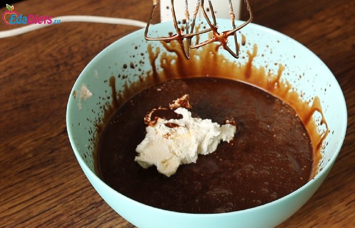 Шоколадный крем, соединяем ингредиенты для крема, фото
