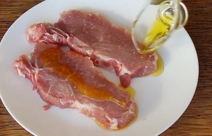 Свиная вырезка в необычном сливочном соусе с шалфеем и сыром Чеддер - пошаговый рецепт с фото - сначала готовим стейки к маринованию