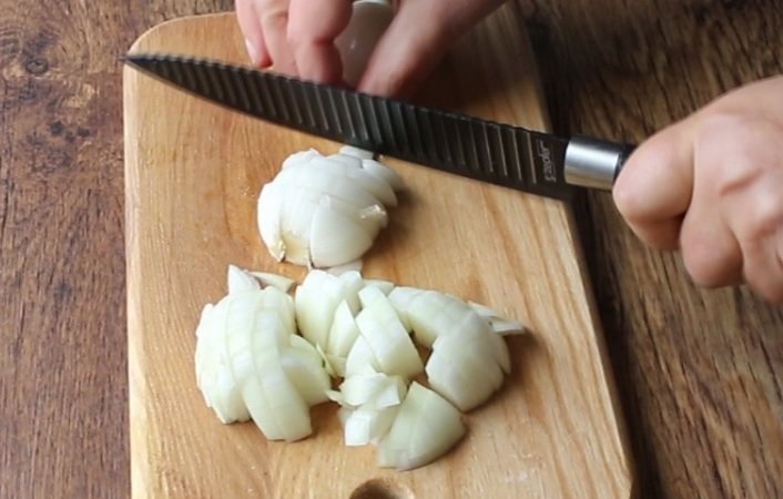 Свиная вырезка на сковороде - как приготовить луковый сливочный соус