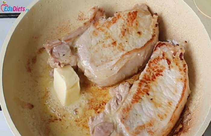 Обжарка отбивных из свинины на сковороде - не забудьте добавить кусочек сливочного масла