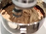 Подготовка сливочного крема с кофе для торта Мокка