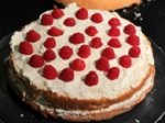 Сборка торта Сюрприз ангелов - покрытие кремом и начинкой из ягод 